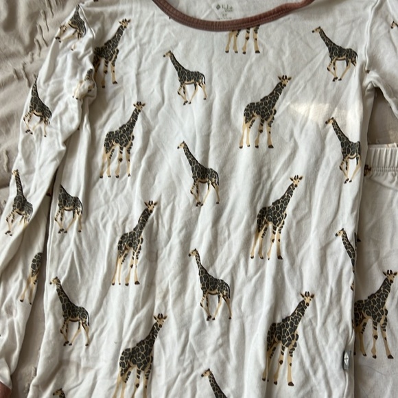 Kyte BABY Giraffe Print Pajama Set - Cream and Brown - Picture 4 of 4